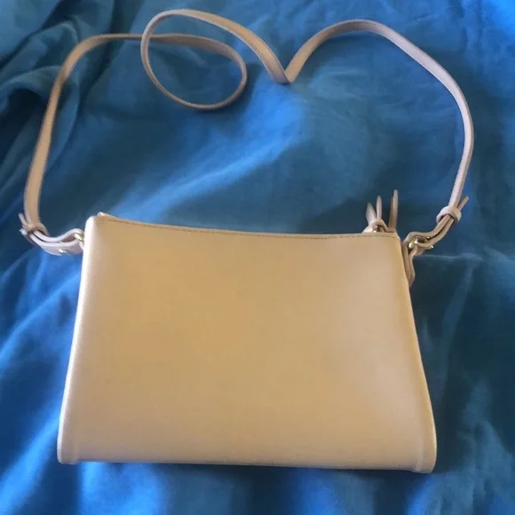 Crossbody pale pink 2 zippers snap center section NWOT never used - Picture 2 of 8